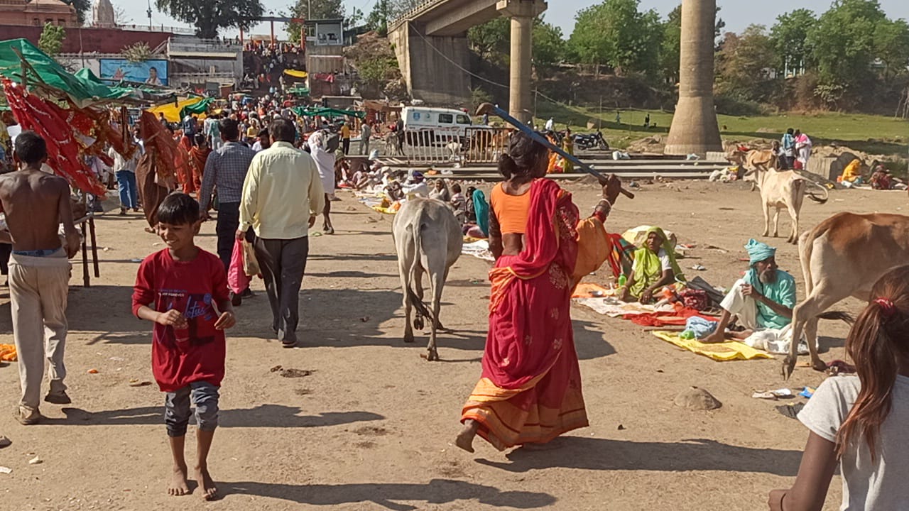 अव्यवस्थाओ के बीच चैत्र माह की छोटी भूतडी अमावस्या पर लोगों ने स्नान किया