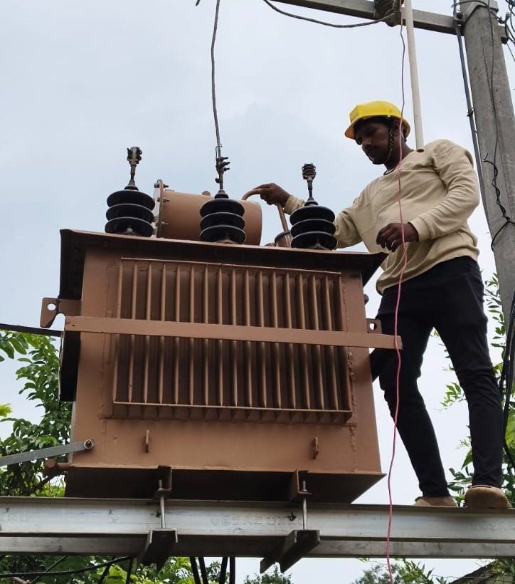 21,75000 बकाया होने पर विद्युत विभाग ने काटी पूरे गांव की लाइट